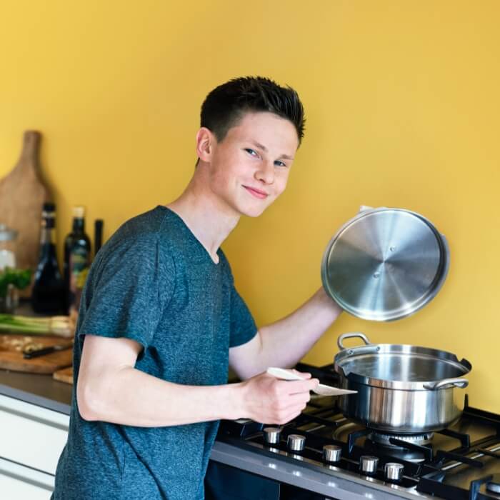 Deutsche Krebshilfe - Gesundl(i)eben - Junge beim Kochen